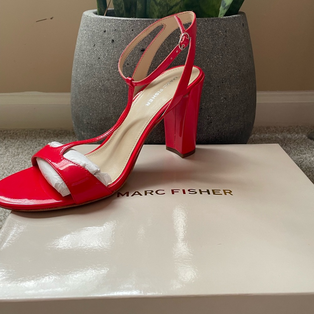 NEW MARC FISHER
Toria T-Strap Sandals